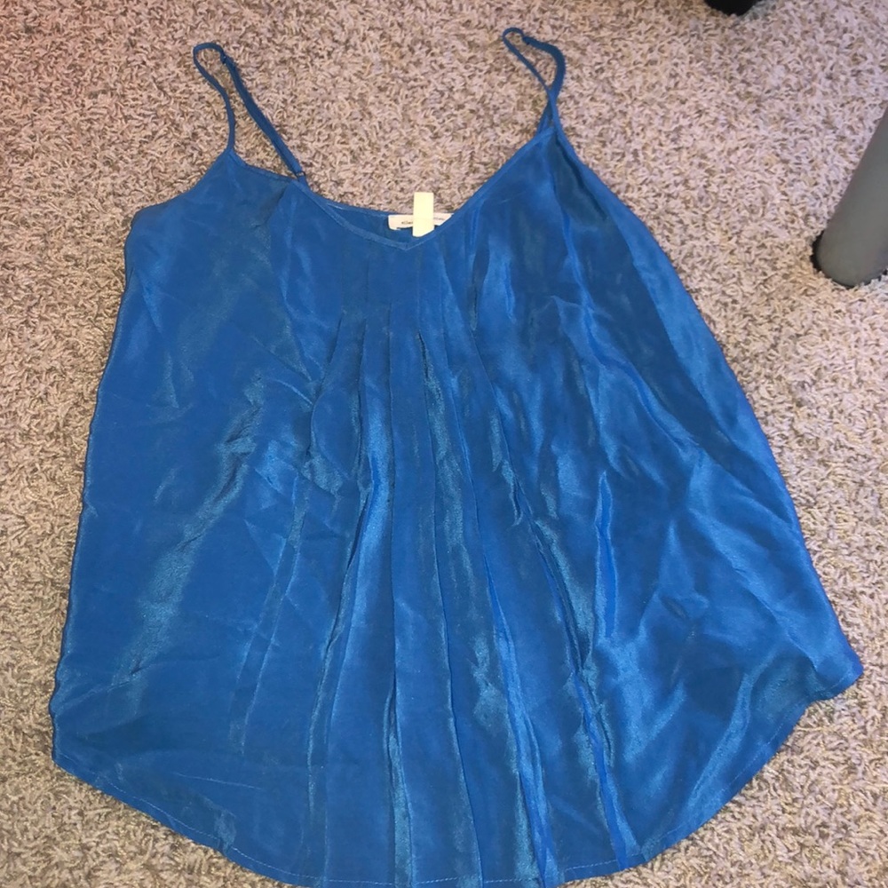 Simple blue tank silence and noise